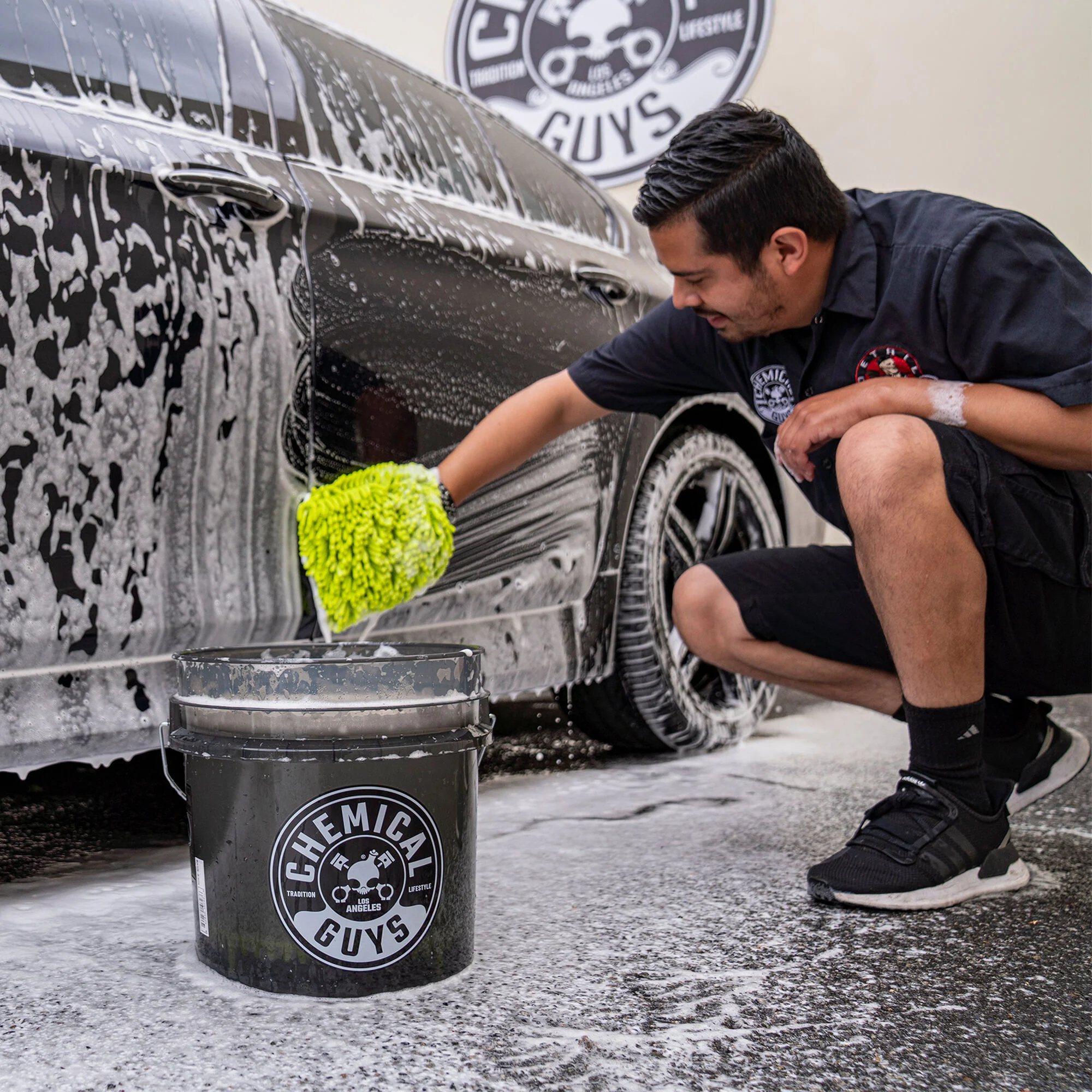 Heavy Duty Ultra Clear Detailing Bucket, 4.25 Gal, Smoked Obsidian Black - Image 9